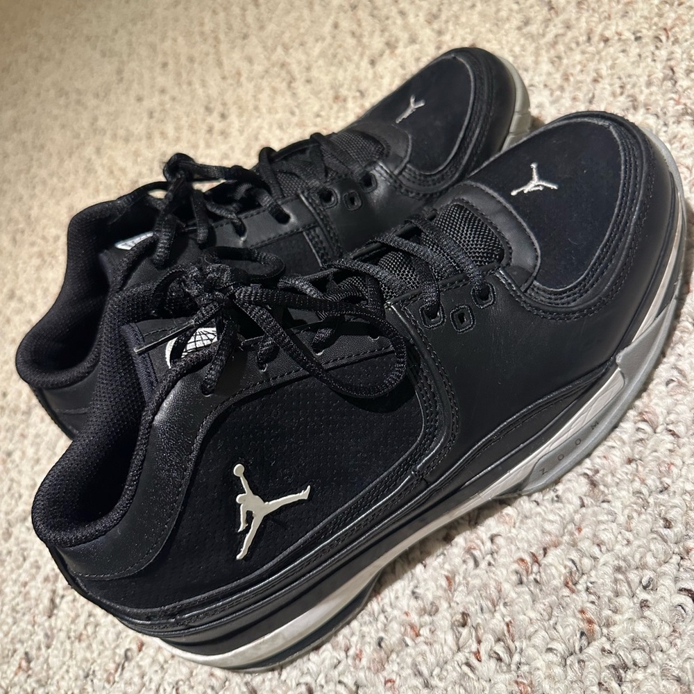 Jordan Team ISO Low
Black/White-Metallic Silver